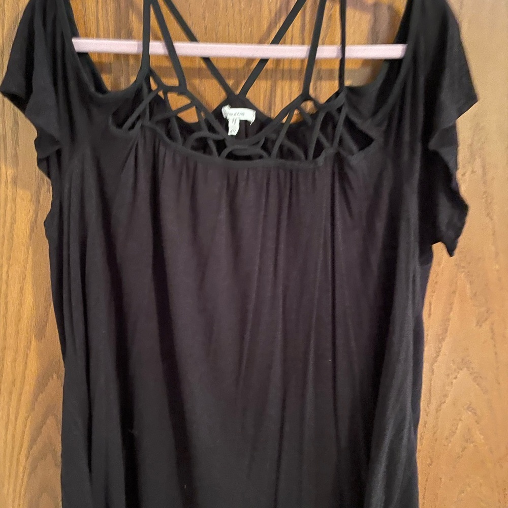 🔥🔥Maurice’s Size 1 plus crisscross black tee shirt. Super cute and comfy. Flows